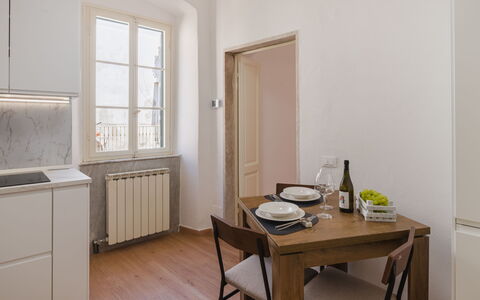 Casa Vacanze al Teatro: Meubilair, Flooring, Interieur Ontwerp, Hout, Verdieping, Keuken En Eettafel, Keuken, Plafond, Tafel, Houten Vloer
