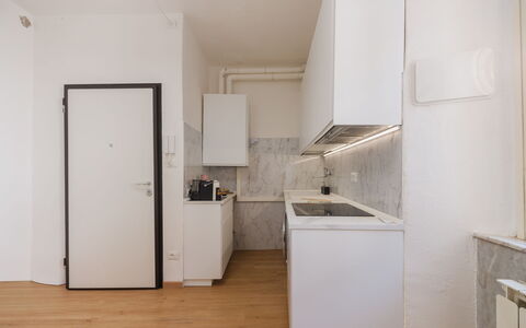 Casa Vacanze al Teatro: Flooring, Verdieping, Appartement, Plafond, Houten Vloer, Countertop, Keuken, Cabinetry, Laminaatvloer