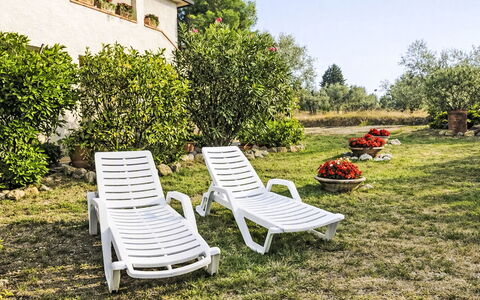 Il Mulinetto: Buitenmeubels, Meubilair, Ligstoel, Tuin, Gazon, Stoel, Schaduw, Landscaping, Backyard, Werf