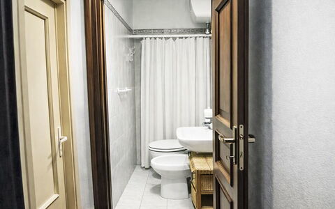 Il Mulinetto: Wc Bril, Verdieping, Toilet, Flooring, Interieur Ontwerp, Deur, Loodgieterswerkinrichting, Badkamer, Loodgieter, Tegel