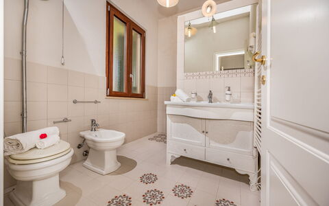 Casale Domè 14+2: Flooring, Interieur Ontwerp, Verdieping, Loodgieterswerkinrichting, Wastafel In De Badkamer, Badkamer, Wastafel, Wc Bril, Toilet, Badkamerkast