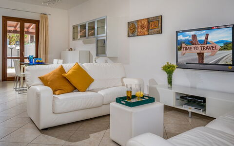 Villa delle Sirene 6: Meubilair, Interieur Ontwerp, Bankstel, Flooring, Woonkamer, Verdieping, Kamer, Televisie, Plafond, Tafel