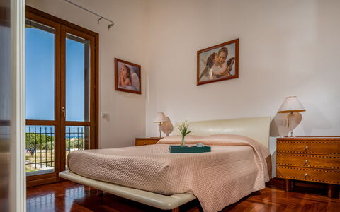 Villa delle Sirene 6: Meubilair, Bed, Interieur Ontwerp, Slaapkamer, Muur, Flooring, Verdieping, Hout, Laken, Kamer