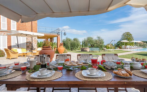 Villa Gabri 8: Meubilair, Tafel, Buitenmeubels, Stoel, Keuken En Eettafel, Buitentafel, Paraplu, Voedsel, Tafelkleed, Zwembad