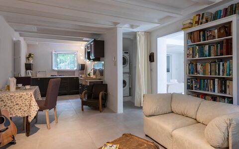 Villa Corona 8: Meubilair, Interieur Ontwerp, Flooring, Bankstel, Verdieping, Muur, Kamer, Hout, Plafond, Woonkamer