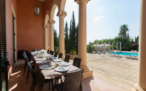 Villa Capozza 18+2: Meubilair, Stoel, Kolom, Schaduw, Hacienda, Buitenmeubels, Toevlucht, Kroonluchter, Binnenplaats, Zwembad