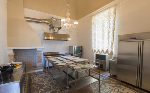 Villa Capozza 18+2: Flooring, Keuken, Plafond, Interieur Ontwerp, Verlichting, Verdieping, Countertop, Toestel Van De Keuken, Major Appliance, Kamer