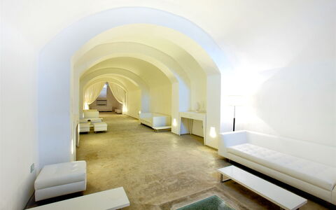 Villa Capozza 18+2: Interieur Ontwerp, Flooring, Verdieping, Verlichting, Meubilair, Plafond, Bankstel, Woonkamer, Ontwerp