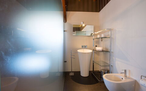 Villa Capozza 18+2: Interieur Ontwerp, Muur, Flooring, Loodgieterswerkinrichting, Verdieping, Badkamer, Plafond, Verlichting, Wastafel In De Badkamer, Loodgieter