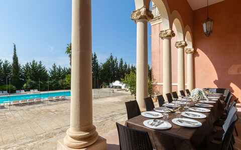 Villa Capozza 18+2: Zwembad, Toevlucht, Kolom, Stoel, Landgoed, Hacienda, Schaduw, Kroonluchter, Eco Hotel, Herenhuis