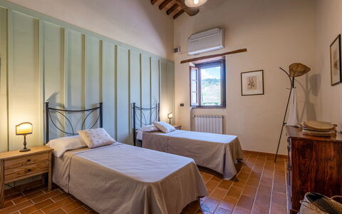 Podere Collelungo 14: Muur, Interieur Ontwerp, Meubilair, Plafond, Flooring, Slaapkamer, Bed, Verdieping, Verlichting, Kamer