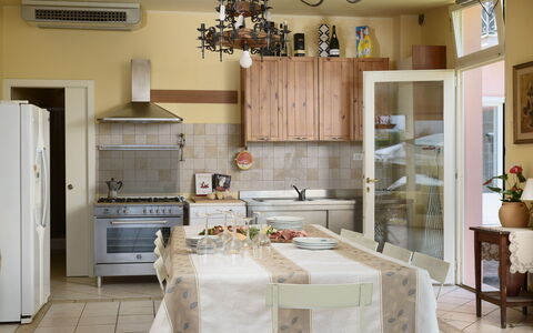 Villa Vittoria D'Anghiari 7+3: Meubilair, Interieur Ontwerp, Flooring, Verdieping, Hout, Keuken, Stoel, Cabinetry, Kamer, Tafel