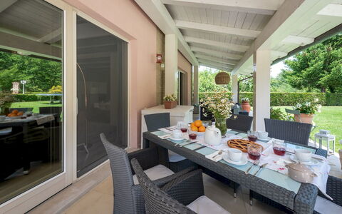 Chipieri 4+2: Meubilair, Stoel, Huis, Interieur Ontwerp, Flooring, Tafel, Buitenmeubels, Schaduw, Plafond, Tuin