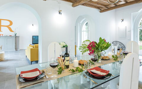 Villa Rasena 6: Meubilair, Interieur Ontwerp, Muur, Tafel, Flooring, Verlichting, Stoel, Plafond, Eetkamer, Keuken En Eettafel