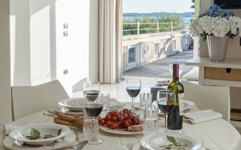Arcimboldo House 2+2: Meubilair, Interieur Ontwerp, Tafel, Tableware, Stoel, Verlichting, Eetkamer, Keuken En Eettafel, Kamer, Drinkware