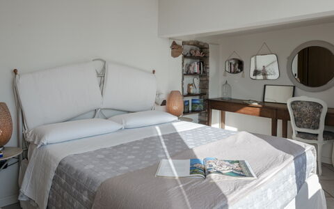 Arcimboldo House 2+2: Meubilair, Bed, Slaapkamer, Interieur Ontwerp, Bedding, Laken, Linens, Hout, Kamer, Textiel