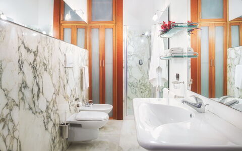 Villa Croci 12: Interieur Ontwerp, Flooring, Loodgieterswerkinrichting, Verdieping, Kraan, Wastafel, Loodgieter, Badkamer, Tegel, Kamer