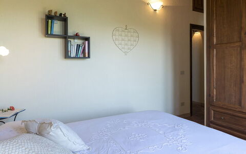 Casale al Doglio 6+1: Meubilair, Bed, Slaapkamer, Muur, Interieur Ontwerp, Bedding, Hout, Laken, Kamer, Verlichting