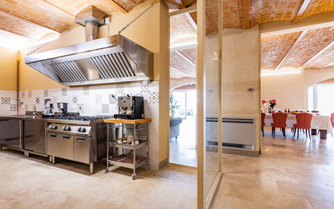 Il Poggiarellone 14: Interieur Ontwerp, Meubilair, Flooring, Hout, Plafond, Keuken, Verlichting, Verdieping, Countertop, Stoel