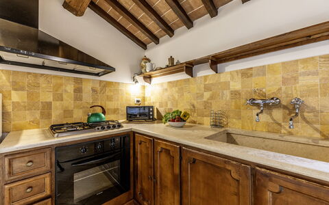 Casale dei 12: Flooring, Hout, Keuken, Countertop, Interieur Ontwerp, Verdieping, Plafond, Cabinetry, Verlichting, Huis