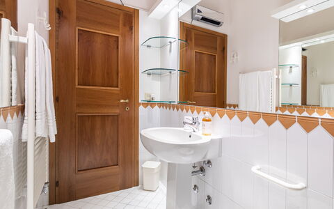 Corazza 6+1: Wastafel In De Badkamer, Loodgieterswerkinrichting, Badkamer, Flooring, Interieur Ontwerp, Wastafel, Verdieping, Kraan, Loodgieter, Spiegel