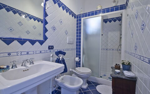 Casa Noemi 4+2: Blauw, Flooring, Interieur Ontwerp, Verdieping, Loodgieterswerkinrichting, Badkamer, Tegel, Kraan, Plafond, Kamer