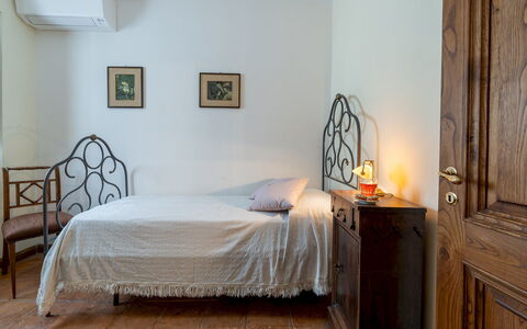 Vista del Lago 12: Meubilair, Bed, Interieur Ontwerp, Slaapkamer, Muur, Flooring, Verdieping, Hout, Laken, Bedding