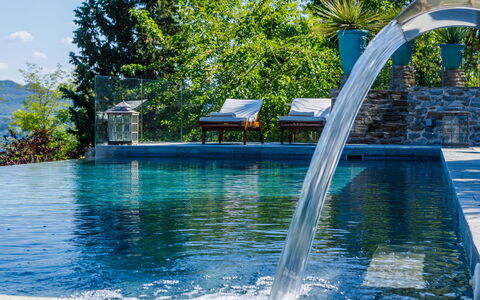 Il Castellaccio 8: Blauw, Water, Zwembad, Samengesteld Materiaal, Waterpartij, Toevlucht, Vrije Tijd, Reflectie, Tropen, Eco Hotel