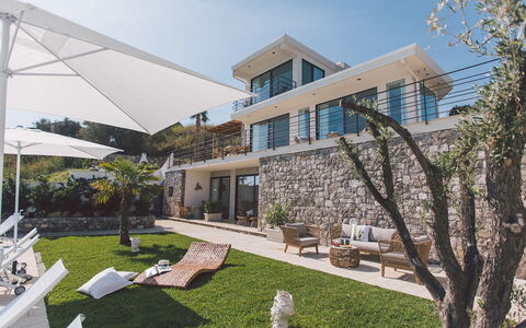 Villa Triscele 10: Huis, Landgoed, Vrije Tijd, Villa, Herenhuis, Balkon, Schaduw, Paraplu, Buitenmeubels, Toevlucht
