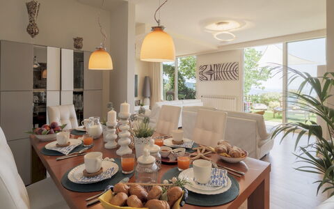Il Ciliegio sul Lago 6: Meubilair, Interieur Ontwerp, Tafel, Stoel, Eetkamer, Keuken En Eettafel, Tableware, Flooring, Verlichting, Kamer