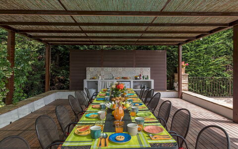 Il Borgo 16: Meubilair, Tafel, Hout, Stoel, Buitenmeubels, Keuken En Eettafel, Buitentafel, Schaduw, Tuin, Backyard