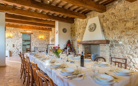 Santa Illuminata 12: Meubilair, Tafel, Keuken En Eettafel, Stoel, Eetkamer, Villa, Restaurant, Boerderij, Hotel, Kamerplant
