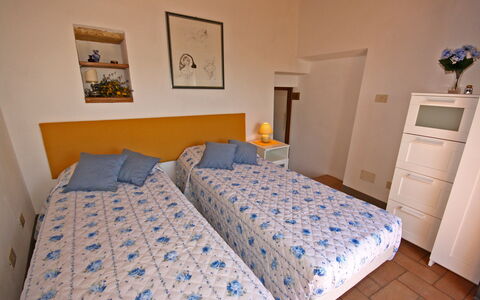 Monterzi 4: Bed, Slaapkamer, Meubilair, Bedding, Muur, Laken, Hout, Verdieping, Flooring, Kamer