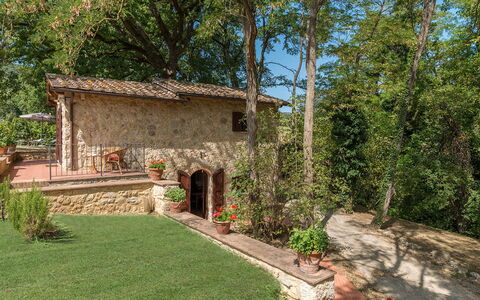 Mulino della Quercia 2+1: Muur, Architectuur, Struik, Huis, Tuin, Landelijk Gebied, Verblijf, Landgoed, Backyard