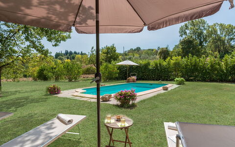 Mulino della Quercia 2+1: Paraplu, Zwembad, Buitenmeubels, Meubilair, Tuin, Stoel, Schaduw, Land Lot, Toevlucht, Buitentafel
