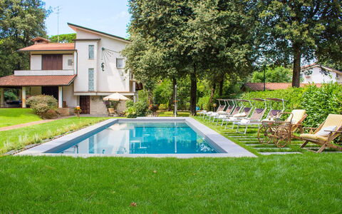 Villa la Meridiana 8+1: Zwembad, Woongebied, Huis, Huis, Toevlucht, Struik, Tuin, Landgoed, Gazon, Backyard