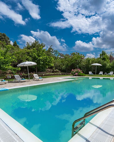 Villa Ambrah 12+1: Blauw, Zwembad, Toevlucht, Tuin, Landscaping, Eco Hotel, Thermae, Buitenmeubels, Waterpartij, Evergreen