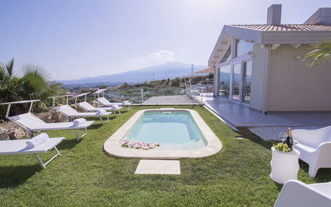 Villa Aura 6: Zwembad, Toevlucht, Buitenmeubels, Landgoed, Eco Hotel, Paraplu, Schaduw, Landscaping, Villa, Hacienda