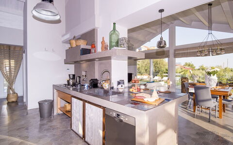Villa Aura 6: Keuken, Meubilair, Interieur Ontwerp, Flooring, Countertop, Huis, Plafond, Verdieping, Stoel, Verlichting