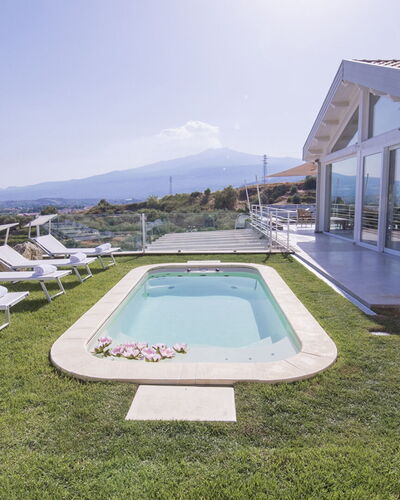 Villa Aura 6: Zwembad, Toevlucht, Buitenmeubels, Landgoed, Eco Hotel, Paraplu, Schaduw, Landscaping, Villa, Hacienda
