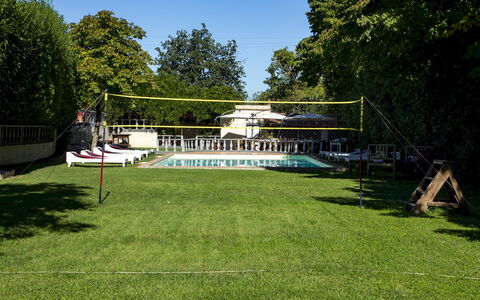 Villa delle Sophore 12: Zwembad, Zomer, Vrije Tijd, Schaduw, Recreatie, Toevlucht, Vakantie, Gazon, Paraplu, Buitenmeubels