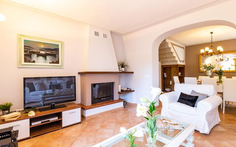 Villa Elena 9+1: Meubilair, Interieur Ontwerp, Flooring, Hout, Kamer, Woonkamer, Verdieping, Huis, Plafond, Bankstel