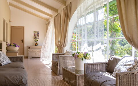 La Villa Dina 10: Meubilair, Interieur Ontwerp, Bankstel, Hout, Flooring, Verdieping, Woonkamer, Huis, Kamer, Verlichting