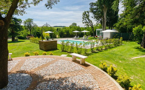 La Casa di Nanì 8: Struik, Tuin, Zwembad, Gazon, Toevlucht, Schaduw, Paraplu, Landscaping, Buitenmeubels