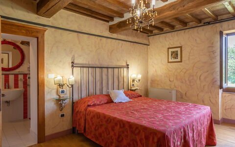 La Colonica 18: Muur, Slaapkamer, Bed, Bedding, Laken, Meubilair, Linens, Bed Frame, Huis, Kamer