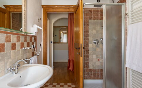 La Colonica 18: Badkamer, Loodgieterswerkinrichting, Wastafel In De Badkamer, Flooring, Interieur Ontwerp, Wastafel, Verdieping, Kraan, Loodgieter, Plafond