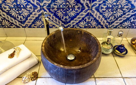Villa Alba 12: Loodgieterswerkinrichting, Badkamer, Loodgieter, Kraan, Wastafel In De Badkamer, Wastafel, Tegel, Ceramic, Porselein, Fotografie Van Het Stilleven