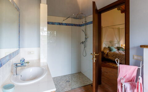 Ca' Pellicciano 8: Flooring, Interieur Ontwerp, Verdieping, Hout, Loodgieterswerkinrichting, Kamer, Verlichting, Plafond, Badkamer, Loodgieter