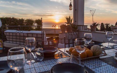 Attico Giafari 6: Schemer, Balkon, Buitentafel, Avond, Stoel, Buitenmeubels, Bloempot, Zonsondergang, Restaurant, Keuken En Eettafel