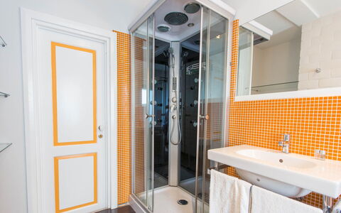 Attico Giafari 6: Interieur Ontwerp, Flooring, Verdieping, Loodgieterswerkinrichting, Badkamer, Loodgieter, Kamer, Plafond, Kraan, Tegel